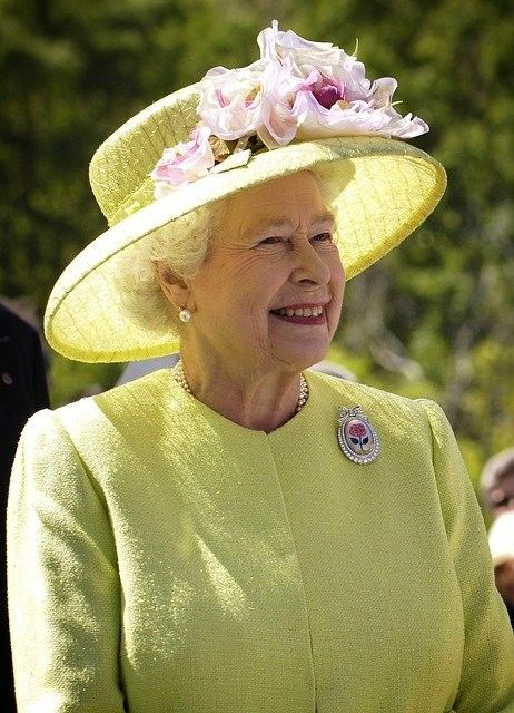 エリザベス女王のファッションコーデ。明るい色がお似合いだった