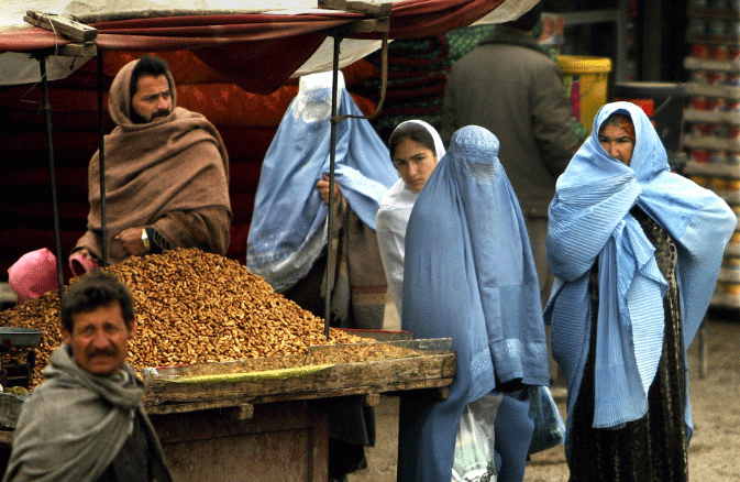 タリバンの美容院閉鎖命令により、アフガン女性、おしゃべりの場を奪われる。